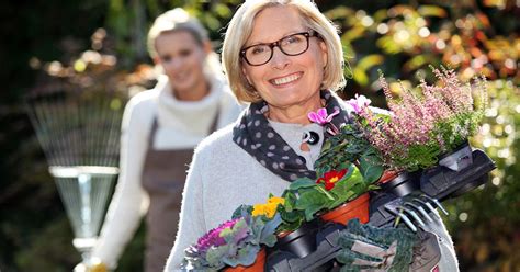 regina schulte halver|Beim Rasen mähen im Garten zur Freude der Nachbarn immer